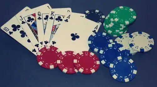 Pengguna menikmati permainan kasino live dealer angkasa138